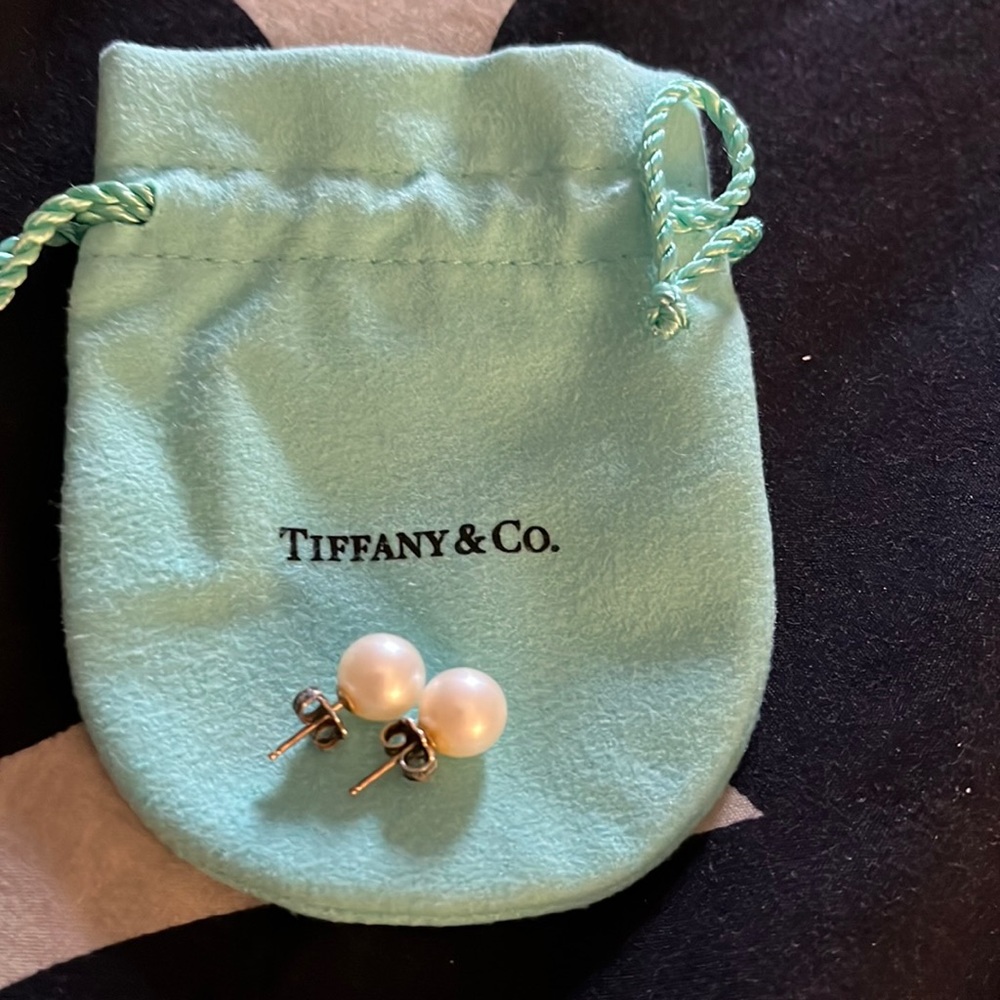 Tiffany 7-8mm pearl earrings with blue bag.